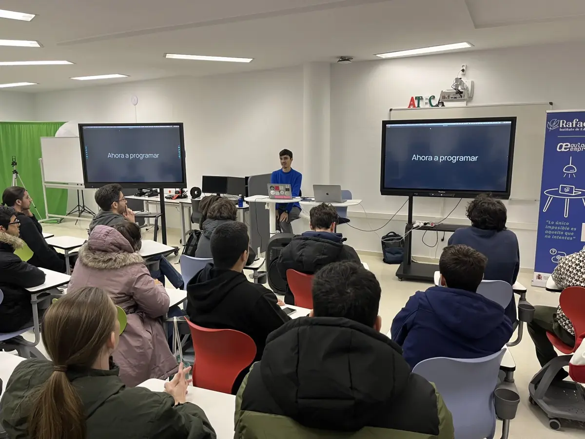 Gustavo Chico dando una clase en IES Rafael Alberti